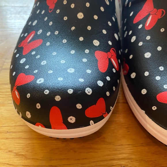 Crocs Minnie Mouse Neria Clogs - Picture 9 of 14